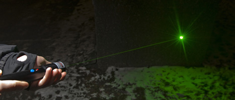 Grönt ljus från en laserpekare. Foto. Scanpix.